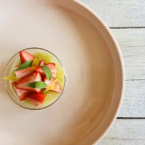 Panna cotta met compote van rabarber en aardbeien
